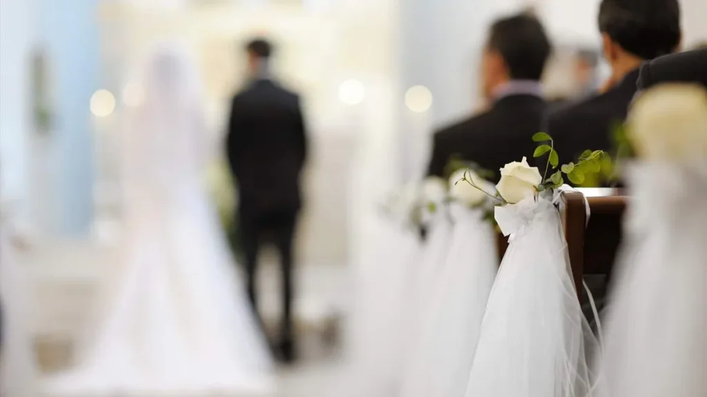Imagem casal durante um casamento na igreja do artigo A história do padre que deu a vida pelo casamento