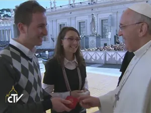 Papa fala da alegria da “escolha definitiva” em encontro com noivos