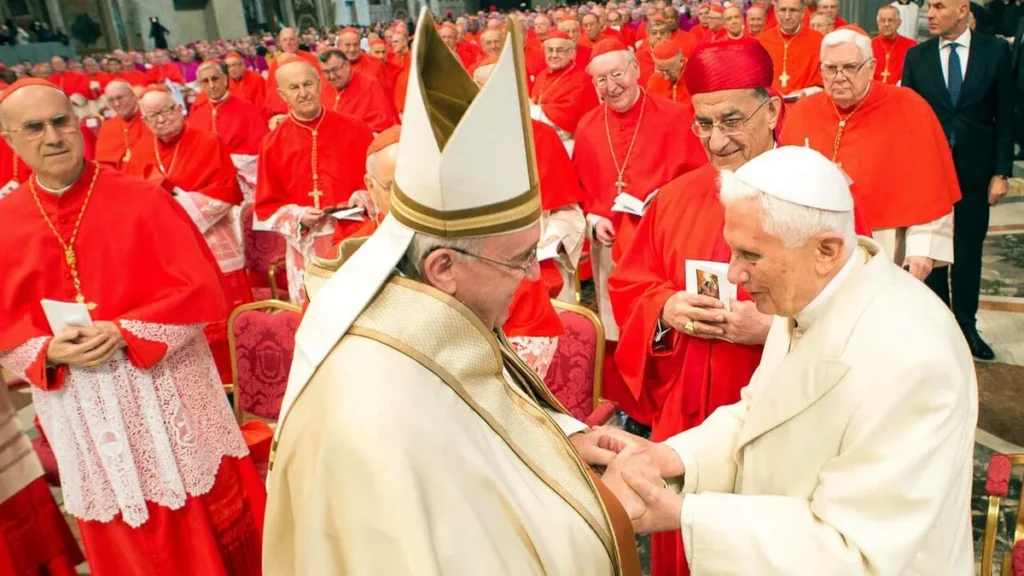 Imagem Papa Bento XVI e Francisco do artigo O que significa a cor vermelha nas vestes dos cardeais?