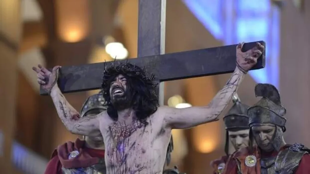 Imagem encenacao via sacra thiago leon 04 04 14 215 do artigo Sexta-Feira Santa: Contemplar o crucificado