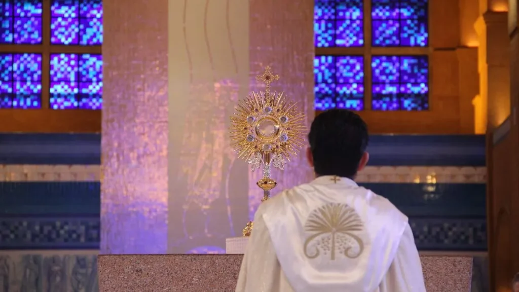 Imagem Padre Heliomarcos e Santissimo Novena da tarde 2022 do artigo Vocação Sacerdotal