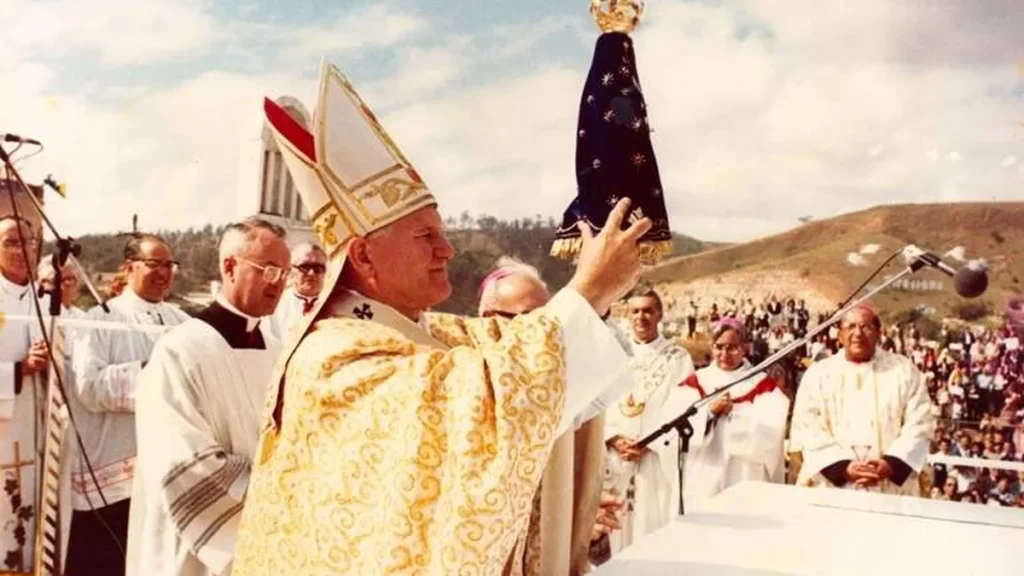 Imagem joao paulo ii com imagem de aparecida do artigo São João Paulo II esteve há 43 anos em Aparecida (SP)