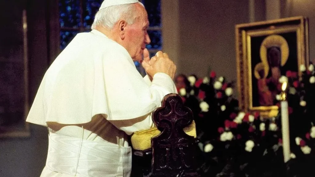 Imagem Sao Joao Paulo II diante da Imagem de Nossa Senhora do artigo Homilia de São João Paulo II em Missa no Santuário Nacional, há 43 anos