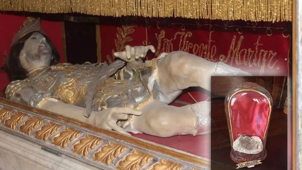 Imagem de São Vicente exposta no altar da Matriz. No detalhe: pedra onde foi derramado o sangue do mártir.