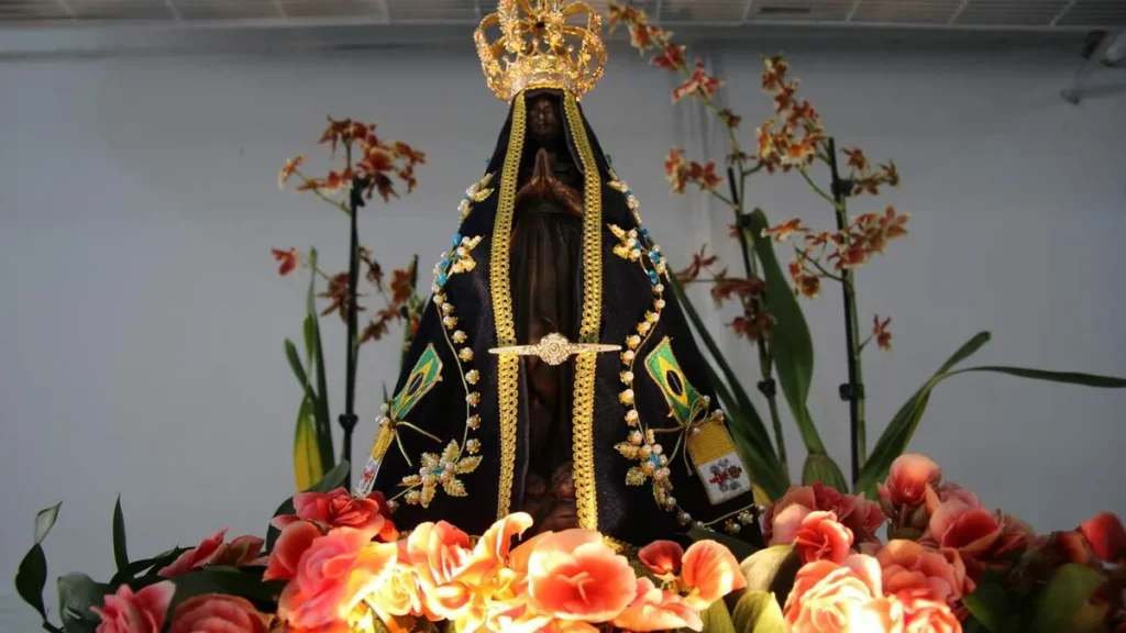 Imagem de Nossa Senhora Aparecida em meio a Tenda dos Peregrinos