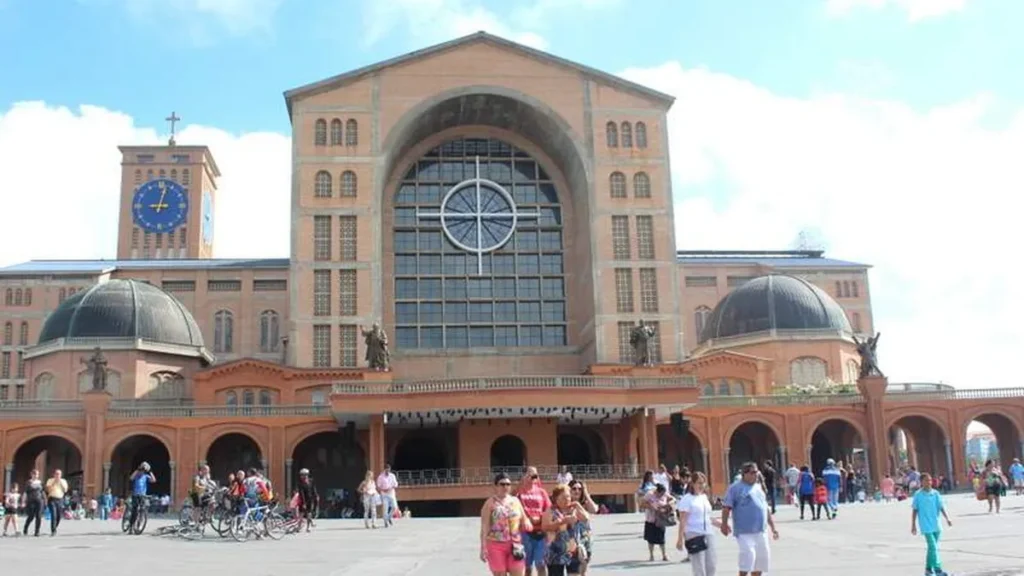 Imagem movimento de devotos no santuario nacional no ultimo domingo 01 03 18 do artigo Santuário Nacional de Aparecida deu início às preparações para a Semana Santa