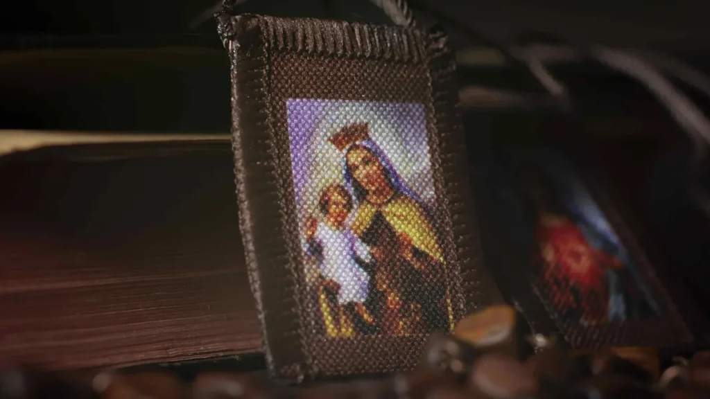 Imagem escapulario com a imagem de nossa senhora do carmo do artigo Um minuto com Maria, Mãe de Deus
