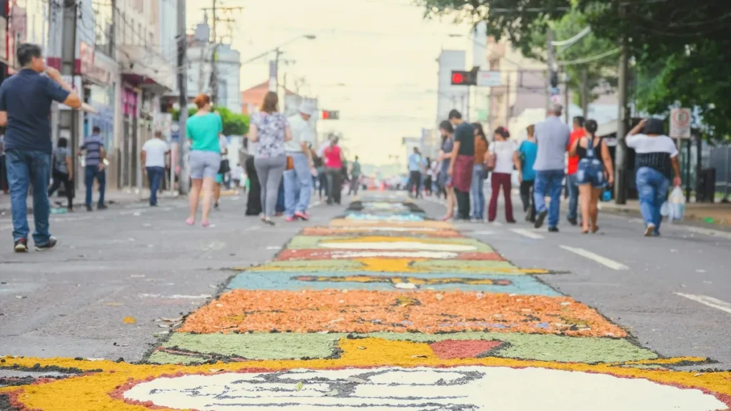 Imagem AdobeStock 207462895 do artigo A tradição da confecção de tapetes para Corpus Christi