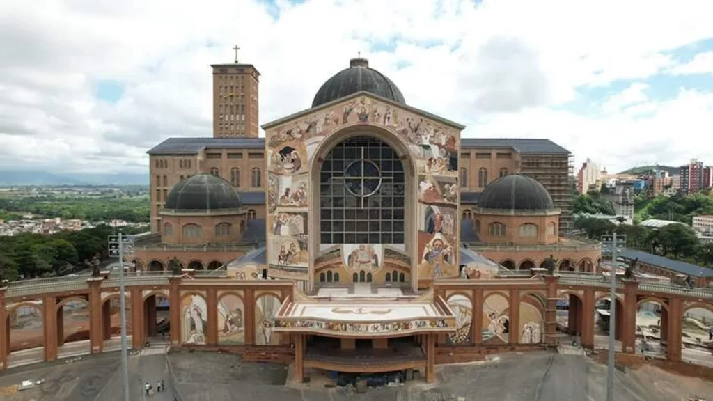 Imagem 3 Fachada Sul e Colunata da Basilica de Aparecida do artigo Basílica de Aparecida disponibiliza serviços para conforto e segurança do visitante
