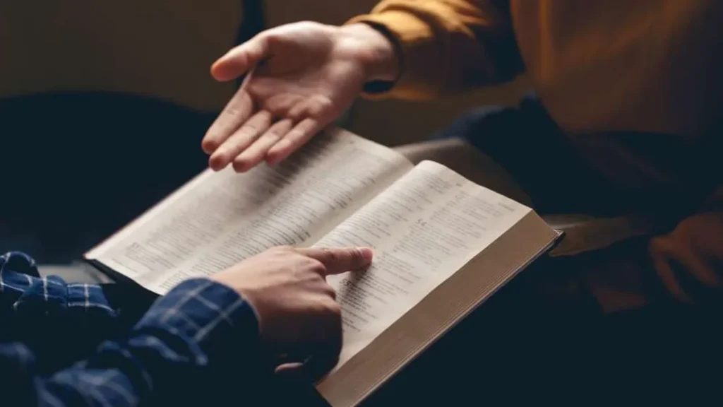 Imagem Maos lendo e apontando a Biblia do artigo Motivos para ler a bíblia