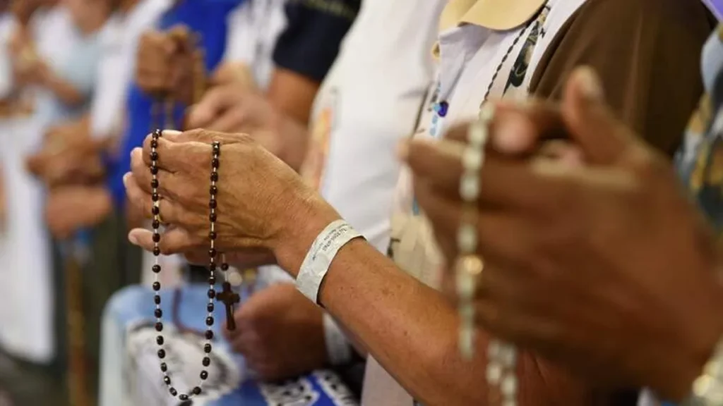 Imagem Homens segurando o terco Terco dos Homens do artigo Meditar o Rosário ou o Terço é buscar compreensão da Palavra de Deus
