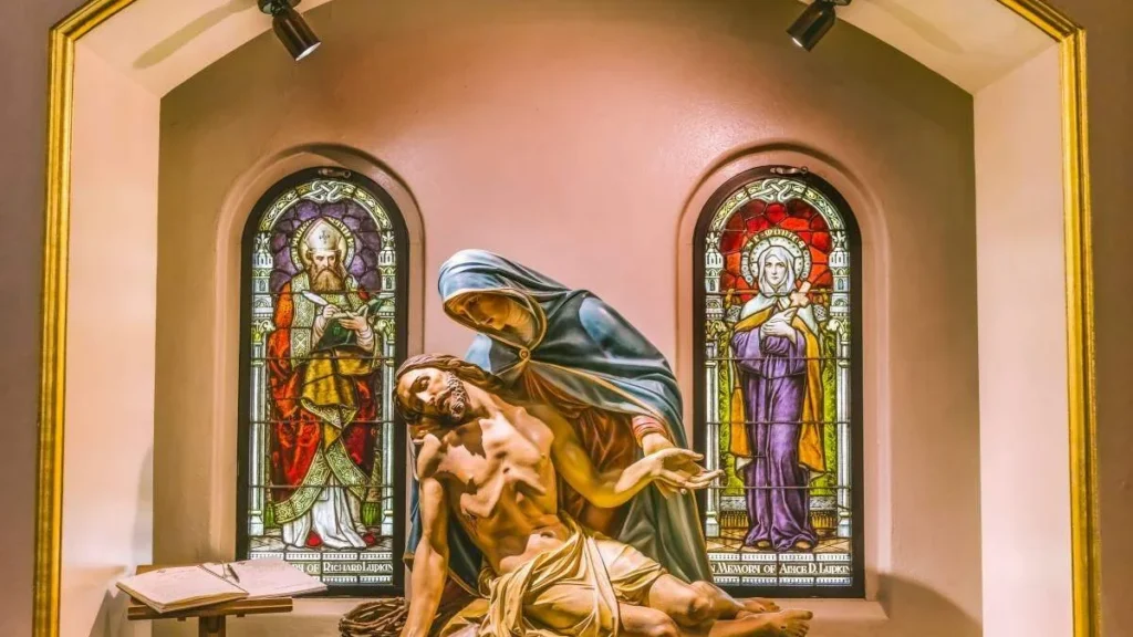 Imagem nossa senhora com jesus nos bracos do artigo Conheça as Sete Dores de Nossa Senhora