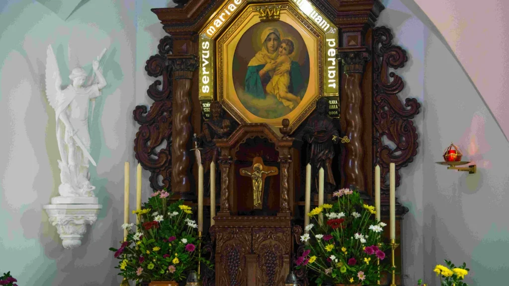Imagem Altar de madeira com a imagem de Nossa Senhora de Schoenstatt do artigo Um minuto com Maria, Mãe Três Vezes Admirável