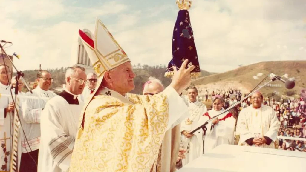 João Paulo II em Aparecida (SP), na celebração de dedicação da Basílica Menor, em 1980.