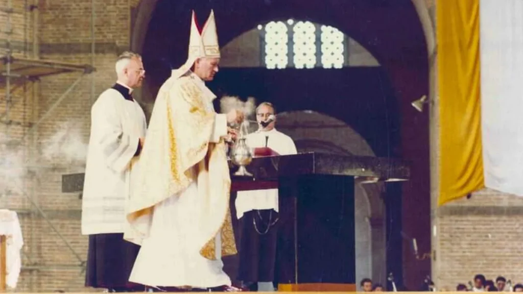 Em 1980 São João Paulo II esteve em Aparecida (SP) para sagrar a nova Casa da Padroeira.
