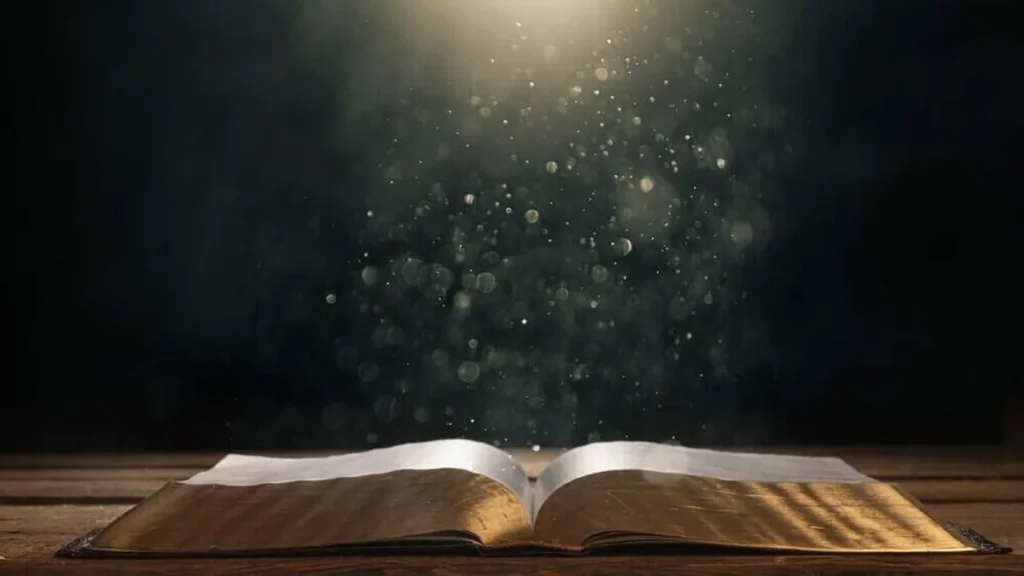 Imagem Biblia aberta palavra de deus iluminada pelo espirito santo do artigo O que interessa na vida é a opinião de Deus
