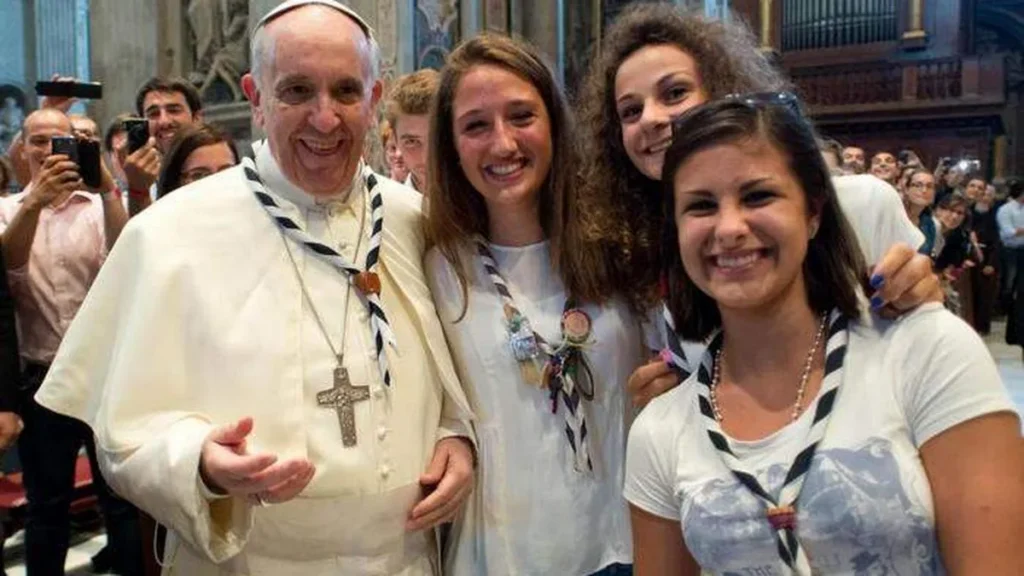 Imagem papa francisco com jovens 001 do artigo Como o Papa Francisco pode ser modelo para a juventude?