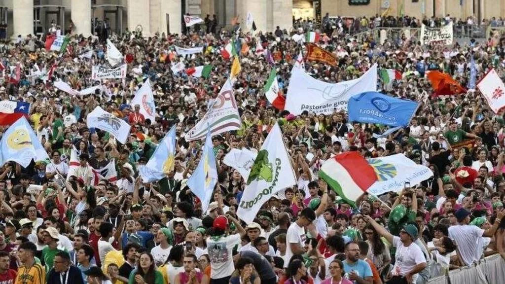Imagem jovens durante jubileu dos jovens em roma com varias bandeiras do artigo Aos jovens, Cardeal Zuppi pede desarmamento do coração