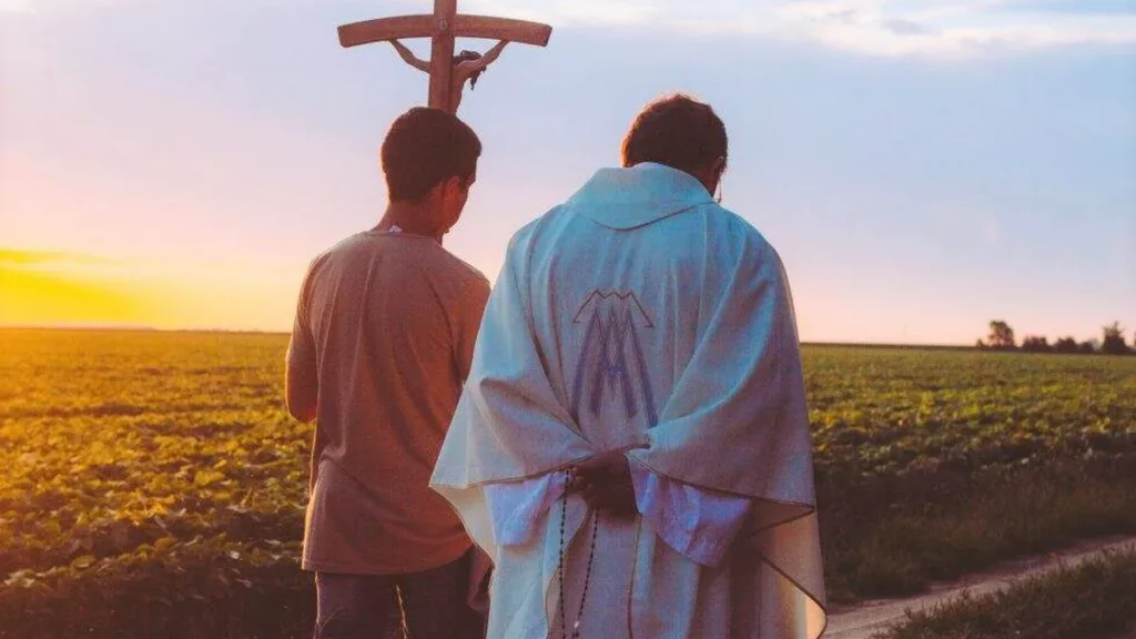 Imagem Vocacoes jovem e padre do artigo Pastoral Vocacional conta com projeto para acolher "vocações adultas"
