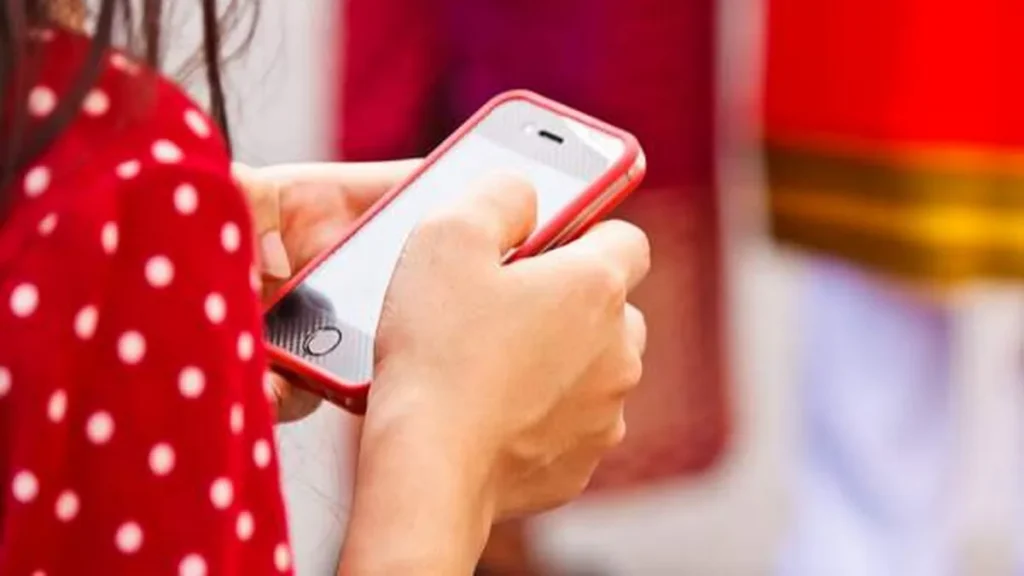 Imagem uso do celular do artigo Quando o uso das tecnologias se torna um vício?