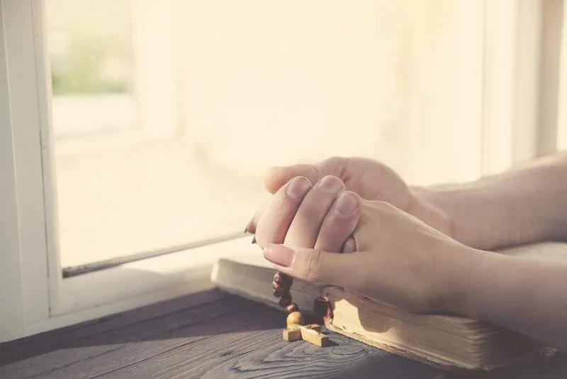 Mãos Caridade Oração Foto shutterstock.com
