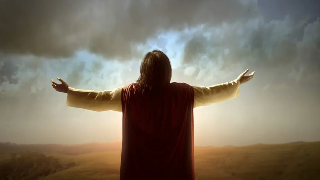 Imagem Vista traseira de Jesus Cristo levantando as maos e orando a Deus do artigo Entenda a Ascensão de Jesus Cristo ao Céu