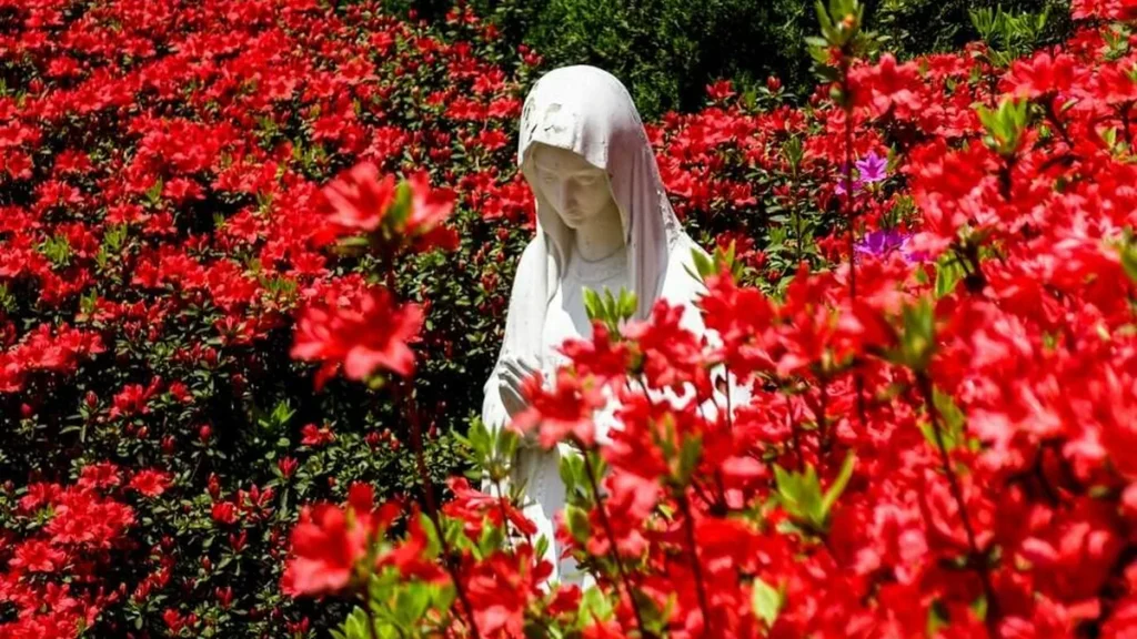 Imagem Maria com flores do artigo Por que maio é o Mês de Maria?