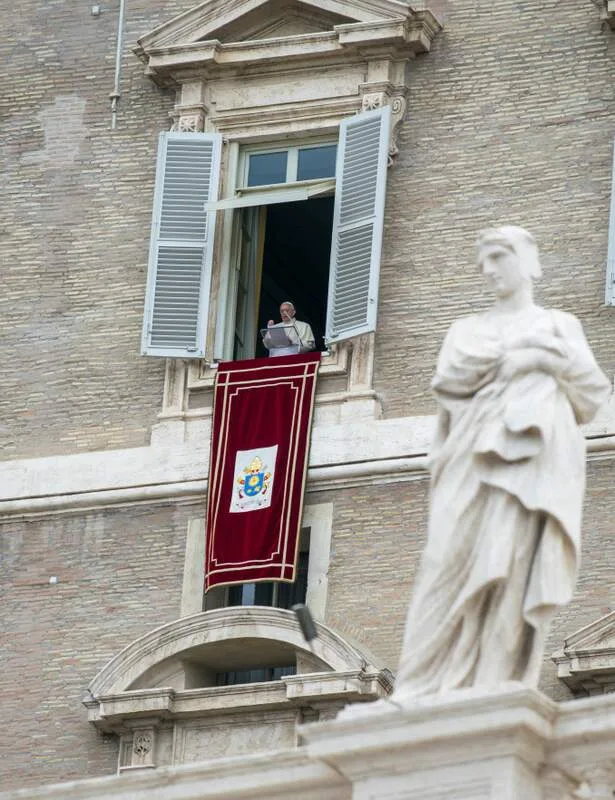 Papa Francisco Janela da Praça São Pedro Vaticano_foto: shutterstock
