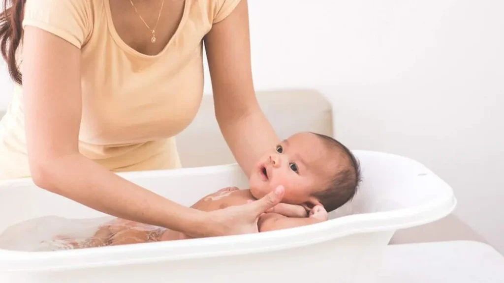 Imagem banho no bebe do artigo Padre Zezinho fala da beleza dos olhares quando nasce um bebê