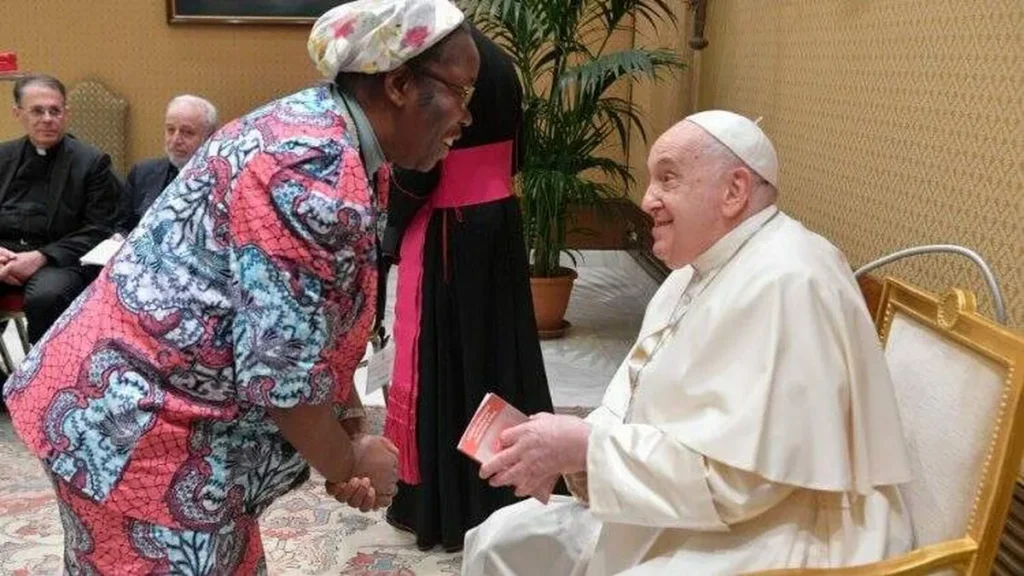 Imagem papa e uma mulher africana do artigo Papa faz o pedido para "desmasculinizar" a Igreja