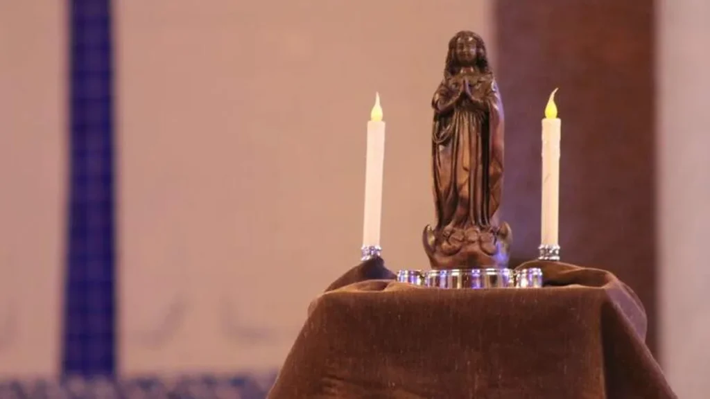 Imagem terco e consagracao dos jovens no altar central foto elisangela cavalheiro 51 do artigo Padre Zezinho explica o significado das imagens de santos para os católicos