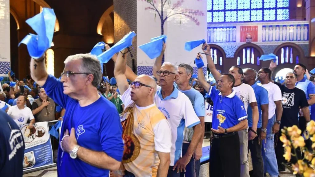 Imagem homens do terco cantando na romaria do artigo Hino do Terço dos Homens: Aprenda com vídeo, letra e cifra
