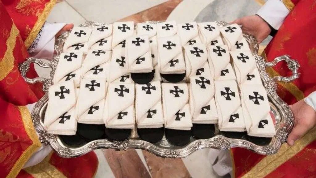 Imagem Palio paramento liturgico entregue aos arcebispos do artigo O que é um Pálio? Paramento é entregue aos novos arcebispos da Igreja