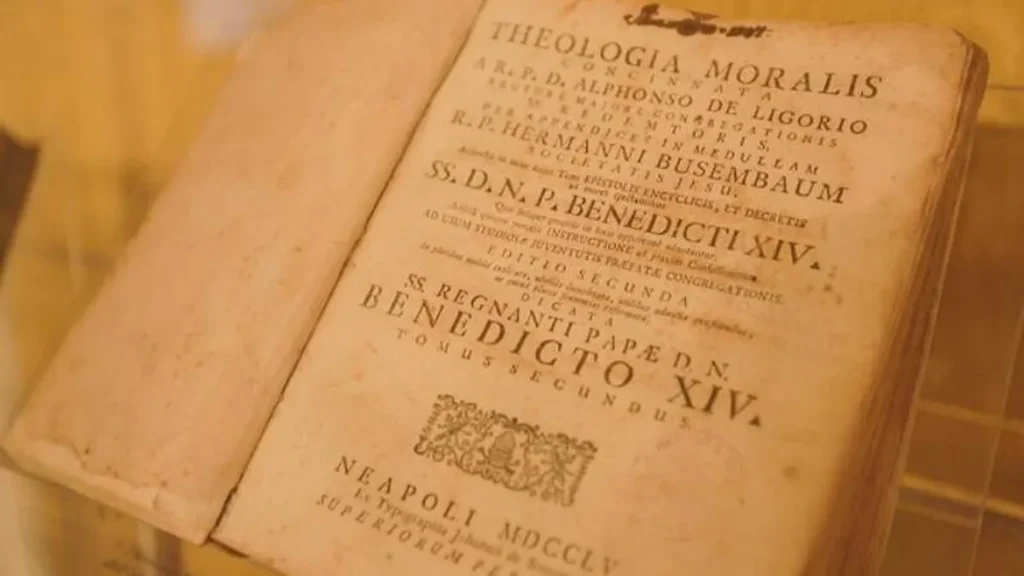 Livro original de Santo Afonso sobre Teologia Moral exposto em Roma.