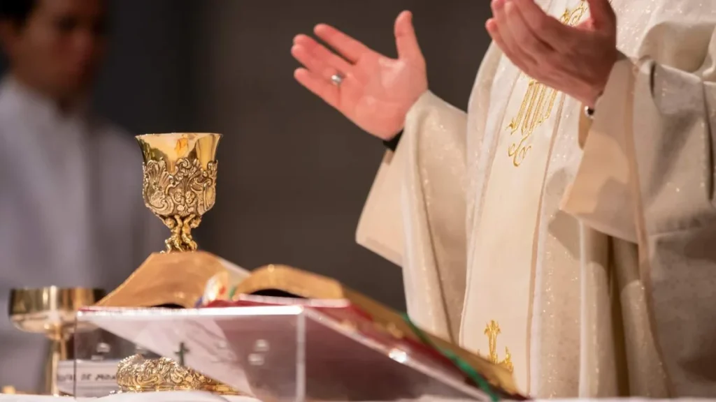 Imagem padre celebrando missa com missal aberto e calice no altar do artigo Por que os anos litúrgicos são divididos em A, B e C?