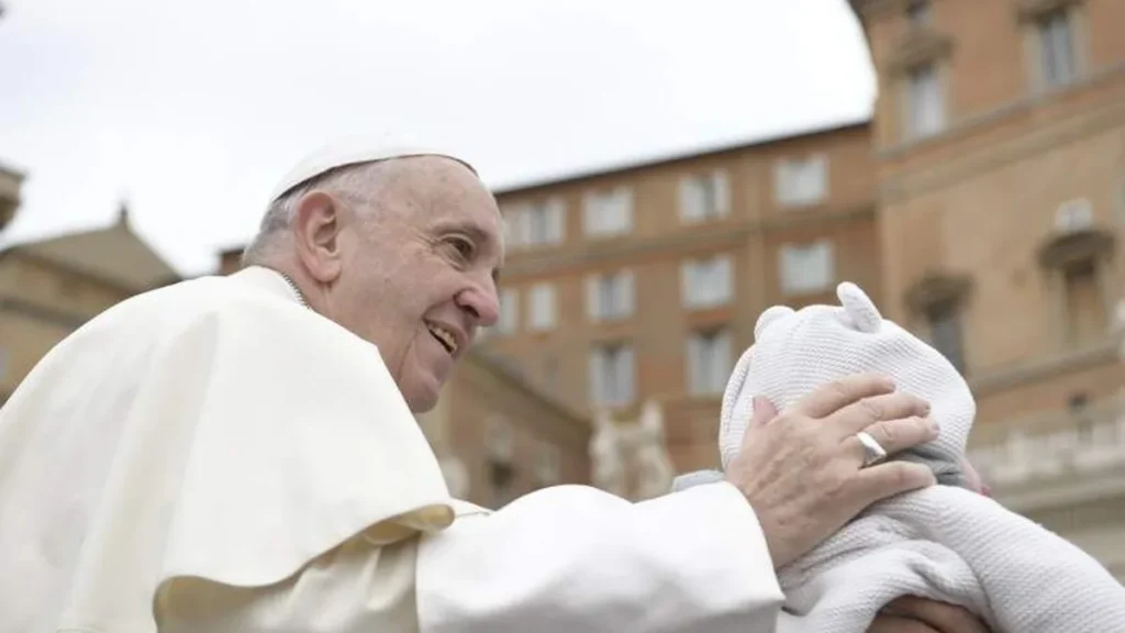 Imagem papa audiencia batismo do artigo Cinco ensinamentos de Francisco para honrar os pais