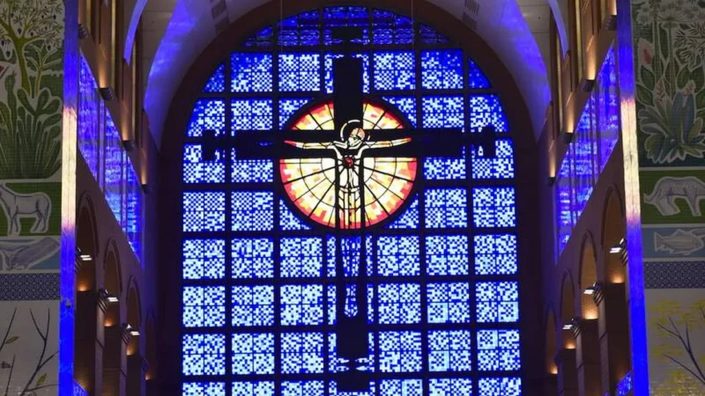 Imagem Cruz do Nada Altar Central 7 do artigo 10 obras sacras para conferir no Santuário