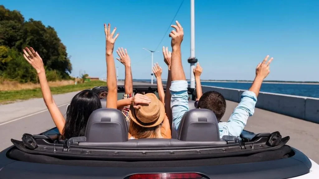 Imagem amigos indo para praia de carro do artigo Férias: onde você realmente queria estar?
