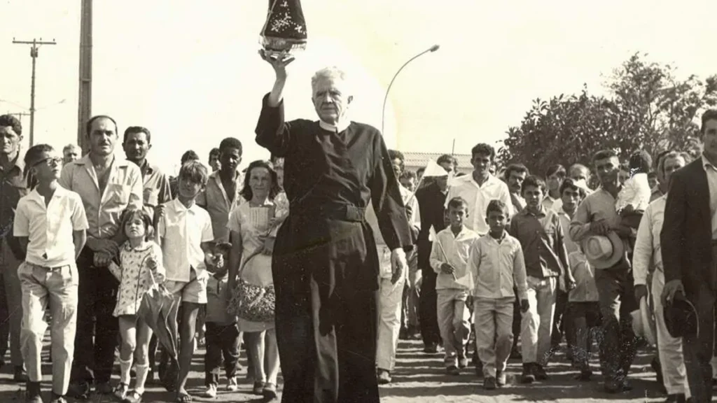 Imagem Padre Vitor e Aparecida do artigo Padre Vítor Coelho: Missionário de Aparecida