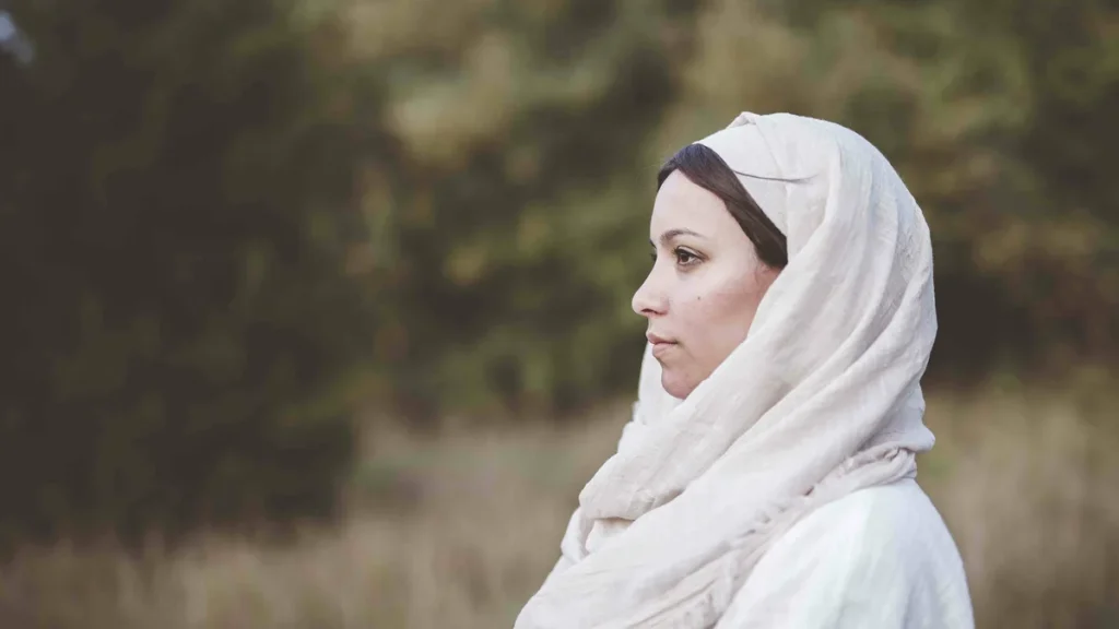 Imagem mulher com roupa tipica das mulheres biblicas olhando para o horizonte do artigo Conheça mulheres que tiveram um importante papel na Bíblia