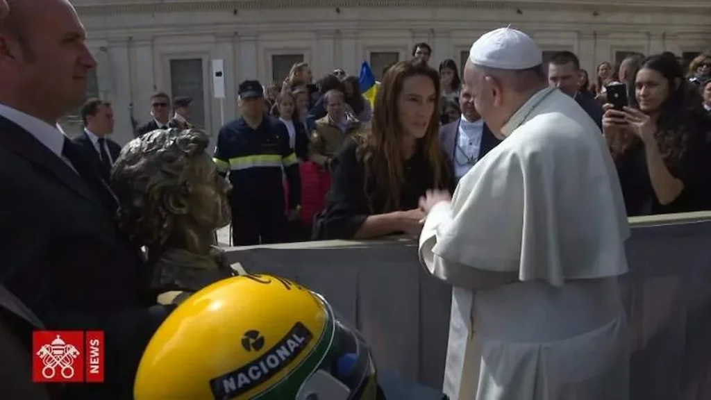 Imagem papa estatua de senna do artigo Papa Francisco recebe busto e capacete de Ayrton Senna