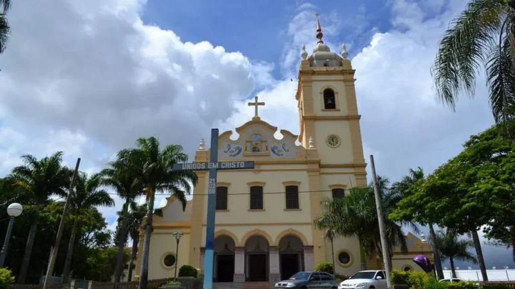 Imagem cruzeiro e igreja do artigo Santuário em São João da Boa Vista guarda devoção ao Perpétuo Socorro