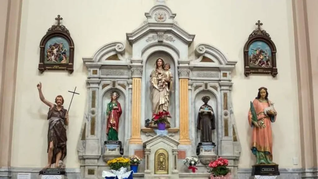 Imagem shutterstock imagens altar do artigo Idolatria ou devoção às imagens: como esclarecer aos irmãos de outra fé