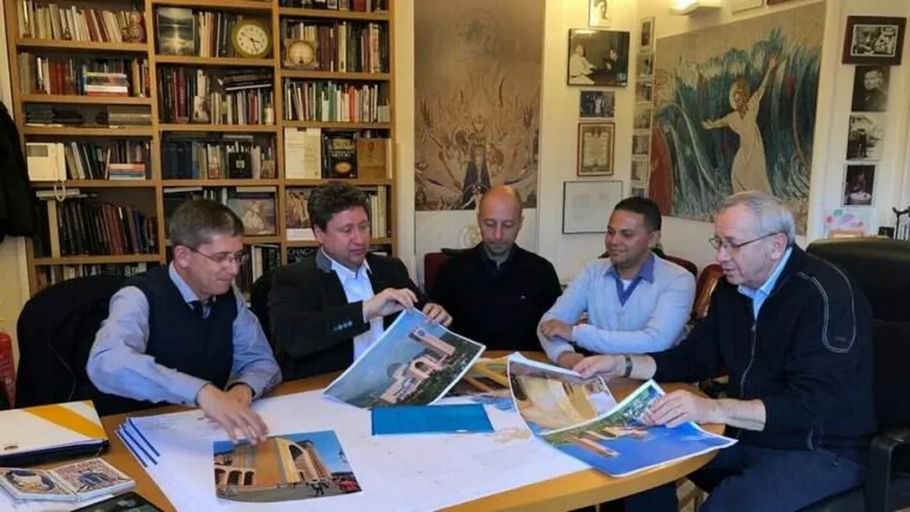 Imagem Representantes do Santuario no o Atelie de Arte Espiritual do Centro de Estudos e Pesquisas YEzio AlettiY do artigo Representantes do Santuário definem detalhes do revestimento das fachadas da Basílica
