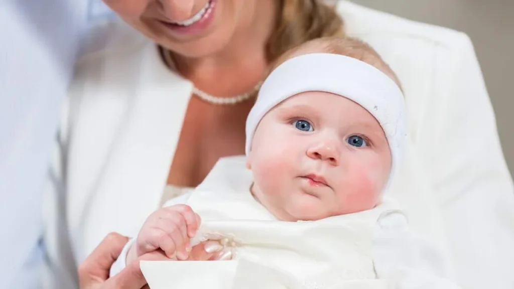 Imagem Mae segurando filha no colo do artigo 10 atitudes que todas as madrinhas devem ter