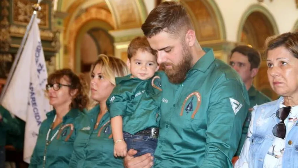 Imagem Ze Neto dupla Ze Neto e Cristiano paga promessa na Basilica Velha do artigo Acolhimento das Romarias a Cavalo na cidade da Mãe Aparecida