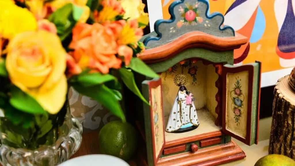 Imagem oratorio de madeira com imagem de nossa senhora do artigo Como montar um oratório em casa