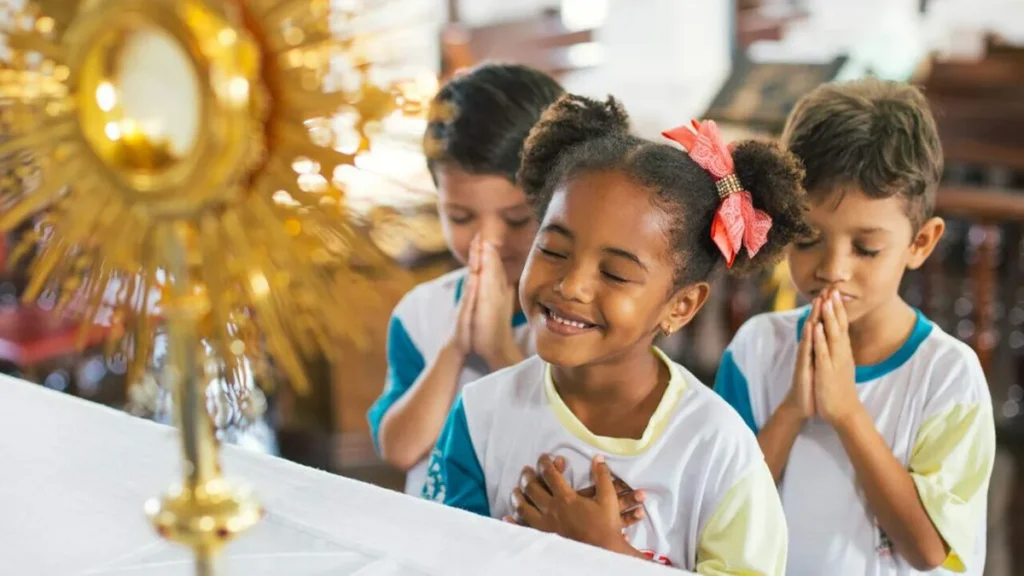 Imagem Criancas Adorando o Santissimo do artigo Por que existe a Catequese na Igreja?
