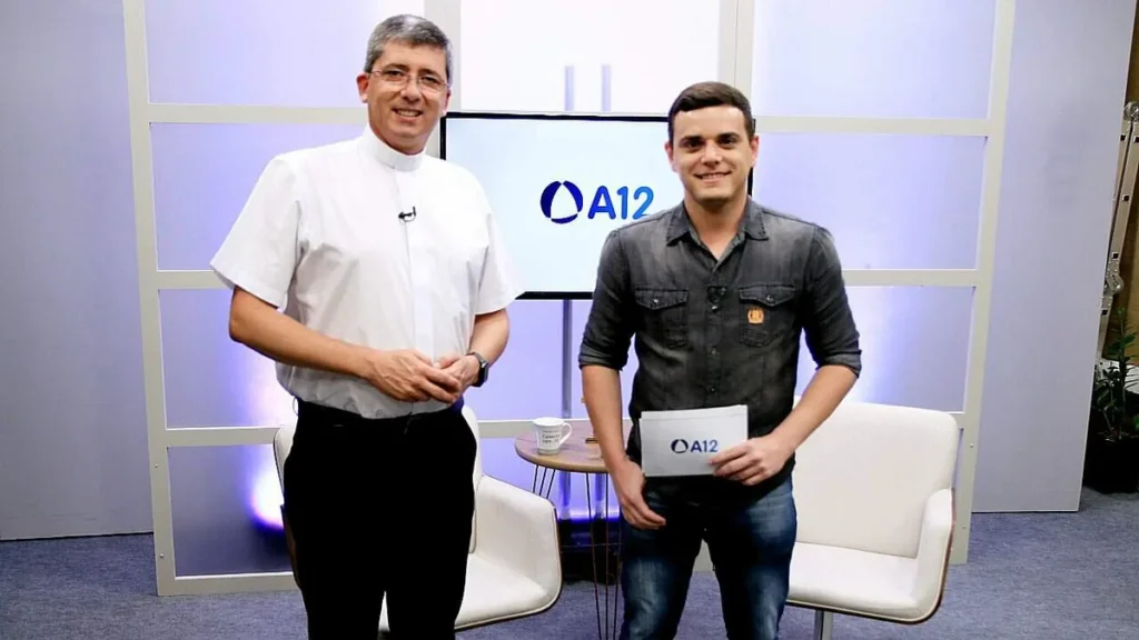 Imagem Pe Luiz Claudio e Eduardo Gois no Redacao A12 ao vivo do artigo Fachadas do Santuário Nacional integram novo projeto de evangelização em Aparecida