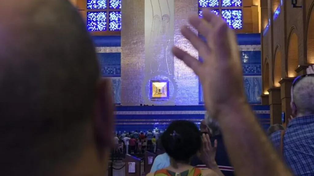Imagem devoto e nossa senhora aparecida do artigo No mês de outubro, declare seu amor à Mãe Aparecida